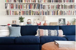 Revamp Your Living Room with Trendy Bookshelf Decor